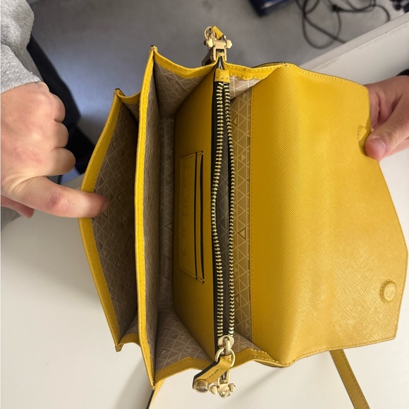 Botkier Mint Condition crossbody leather 
“cobble hill” style in “Sunny” yellow - Picture 3 of 9